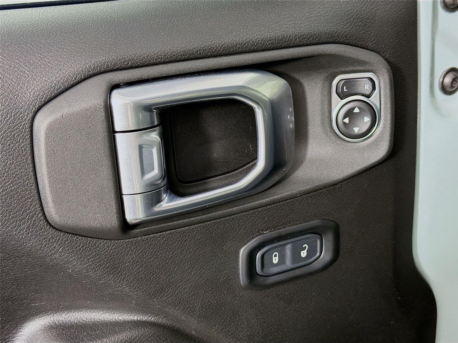 Used 2024 Earl Clearcoat Jeep Sport S image 18