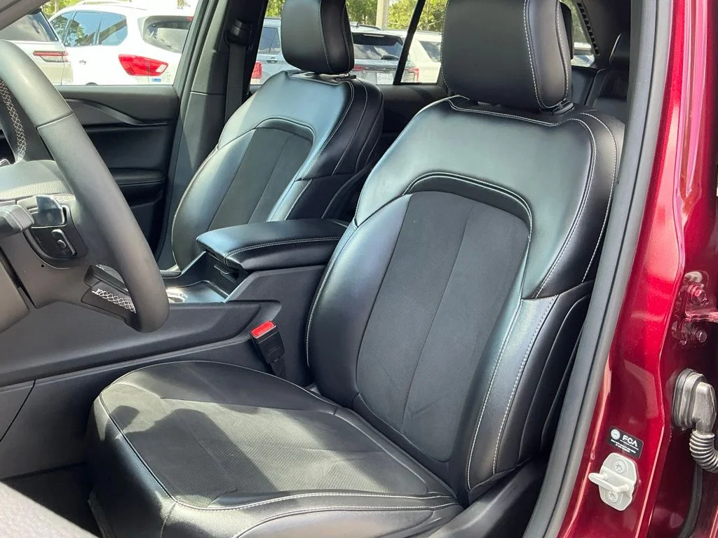 Used 2024 Red Jeep Altitude image 28