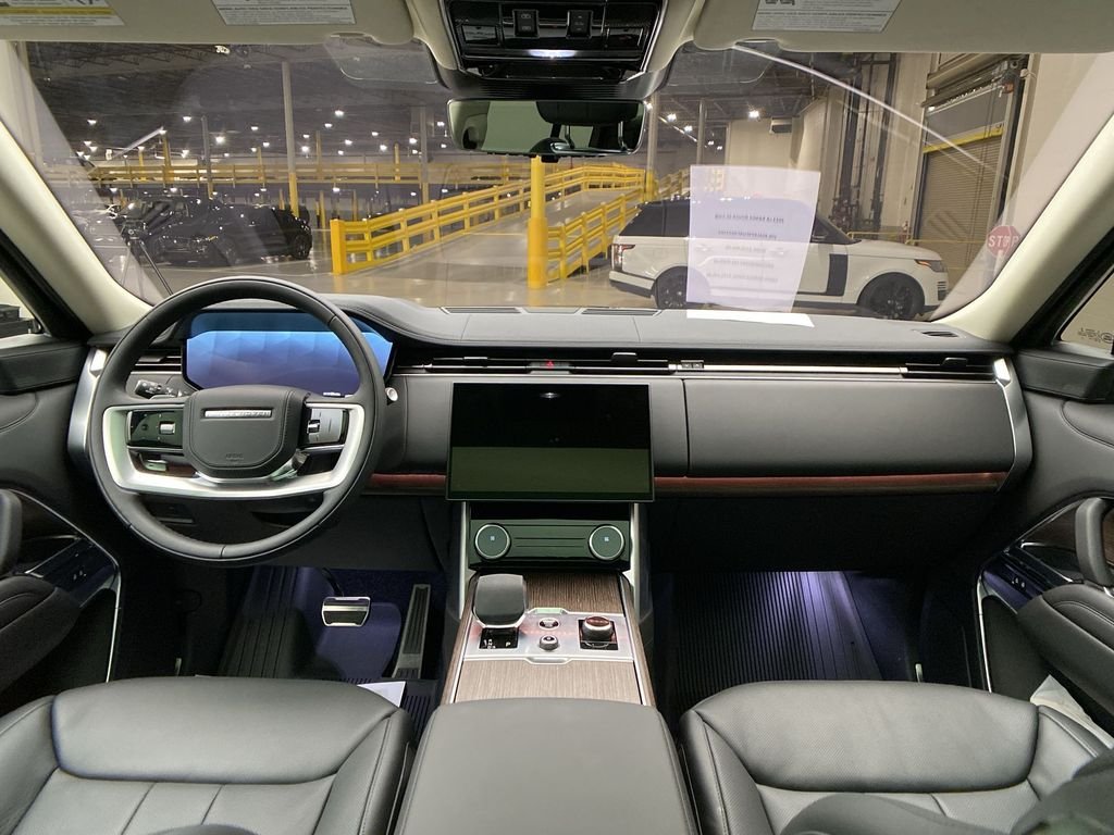 Used 2023  Land Rover SE image 13