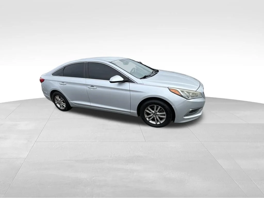 Used 2016 Silver Hyundai SE image 34