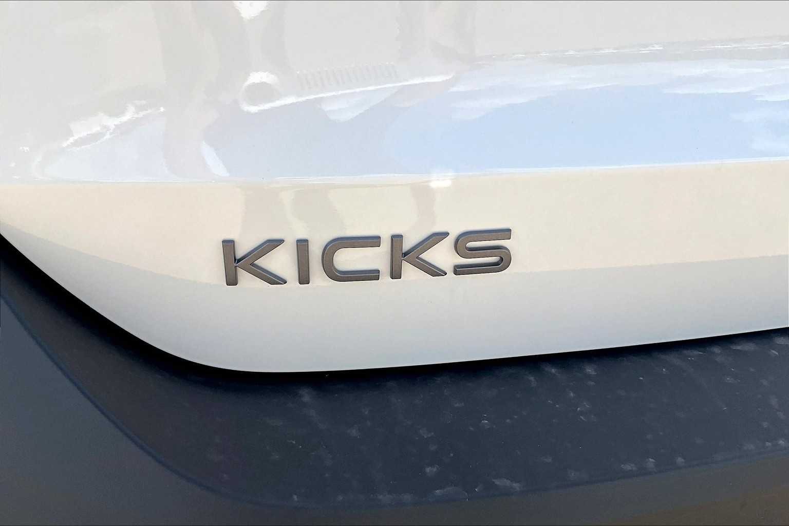 Used 2025 Aspen White Tricoat Nissan SV image 8