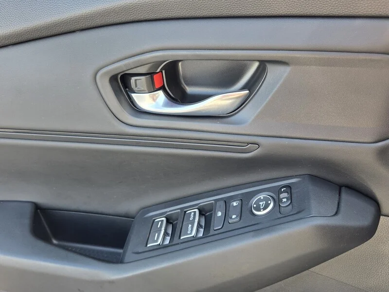 Used 2025 Platinum White Pearl Honda SE image 28