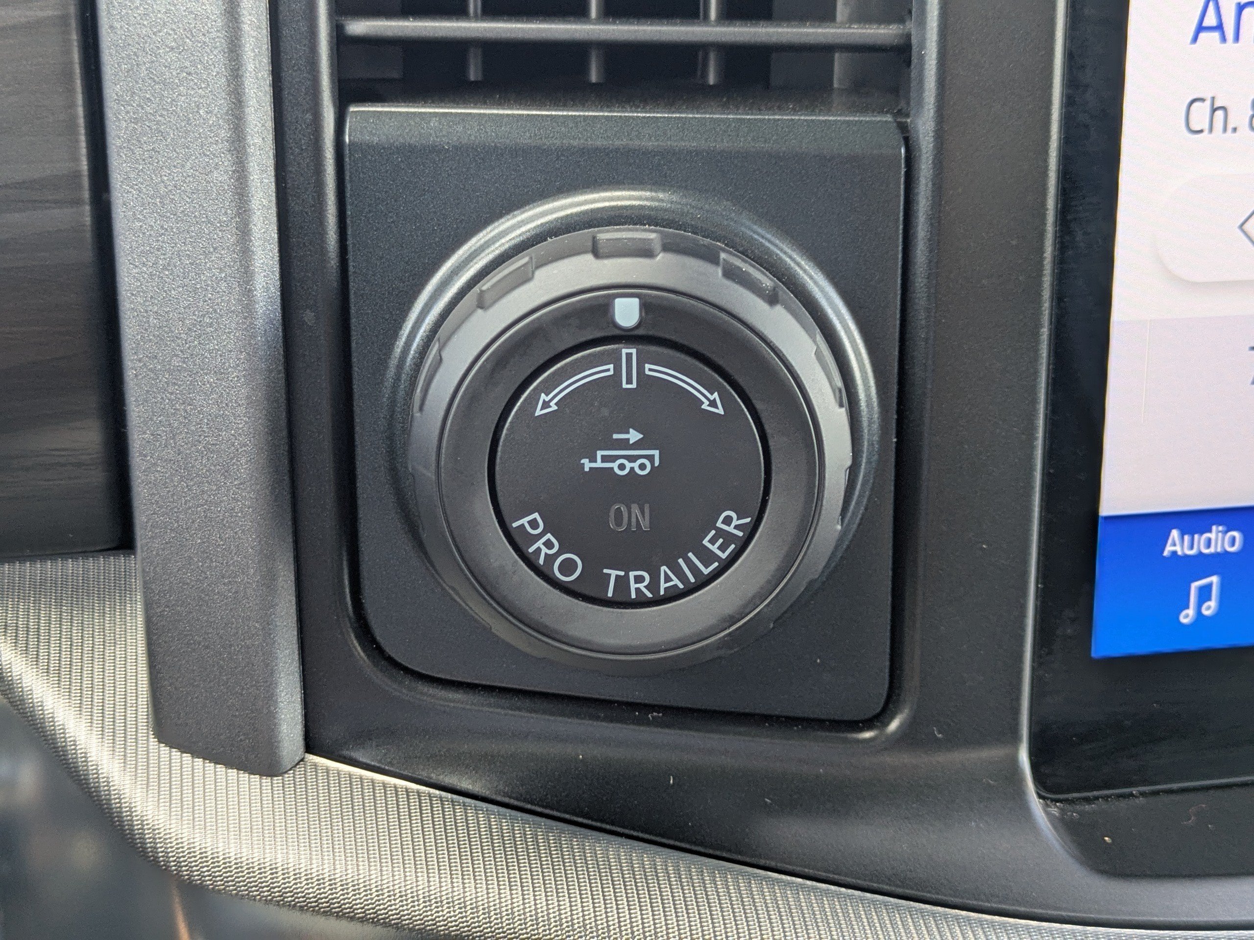 Used 2025 Silver Ford LARIAT image 28