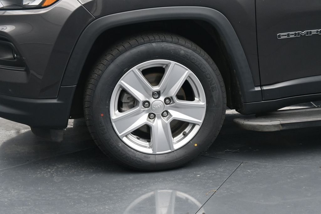 Used 2022 Gray Jeep Latitude image 12