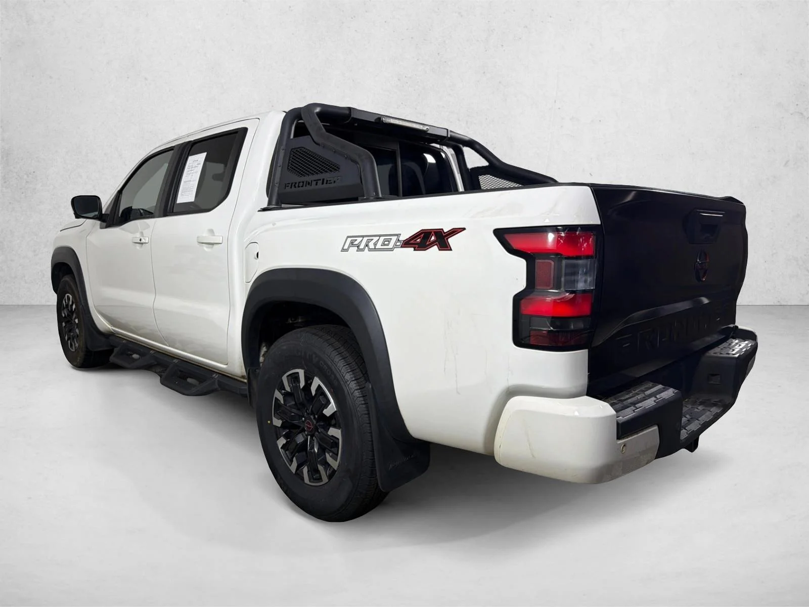 Used 2022 Whtie Nissan PRO-4X image 5