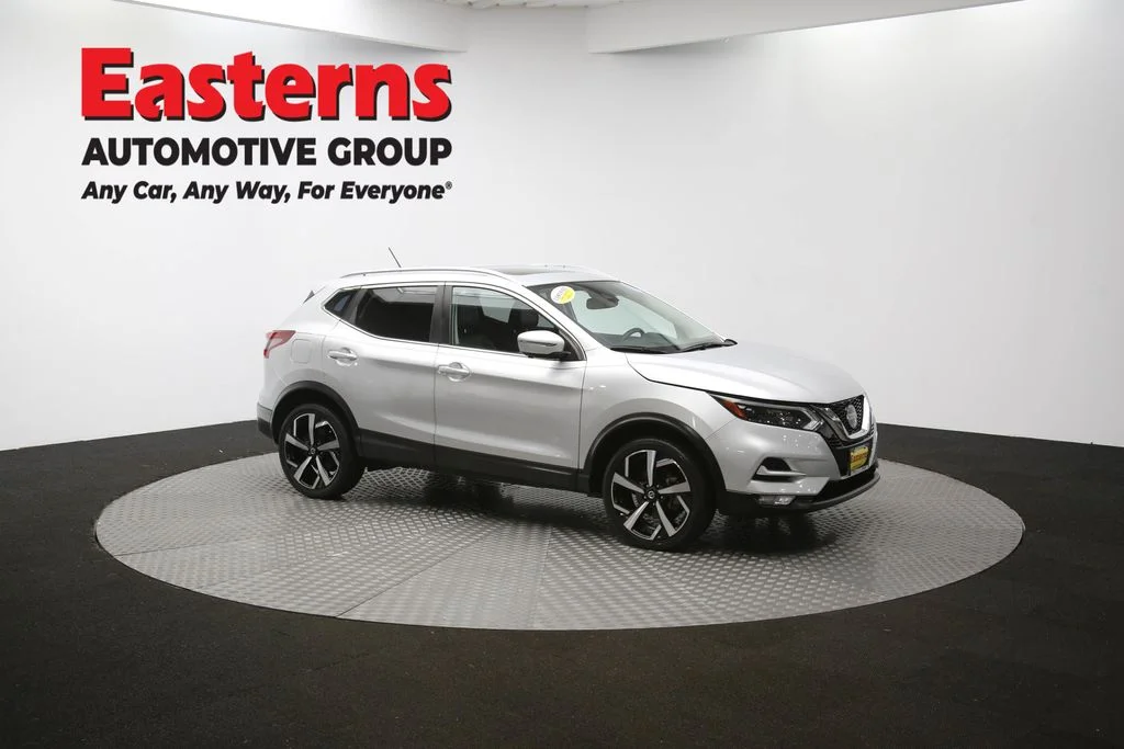 Used 2022 Silver Nissan SL image 47