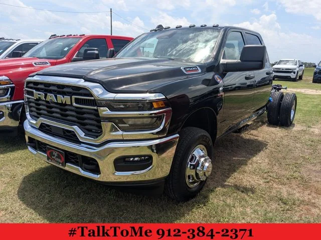 New 2026 Diamond Black Crystal Pearl-Coat Exterior Paint RAM Tradesman image 1