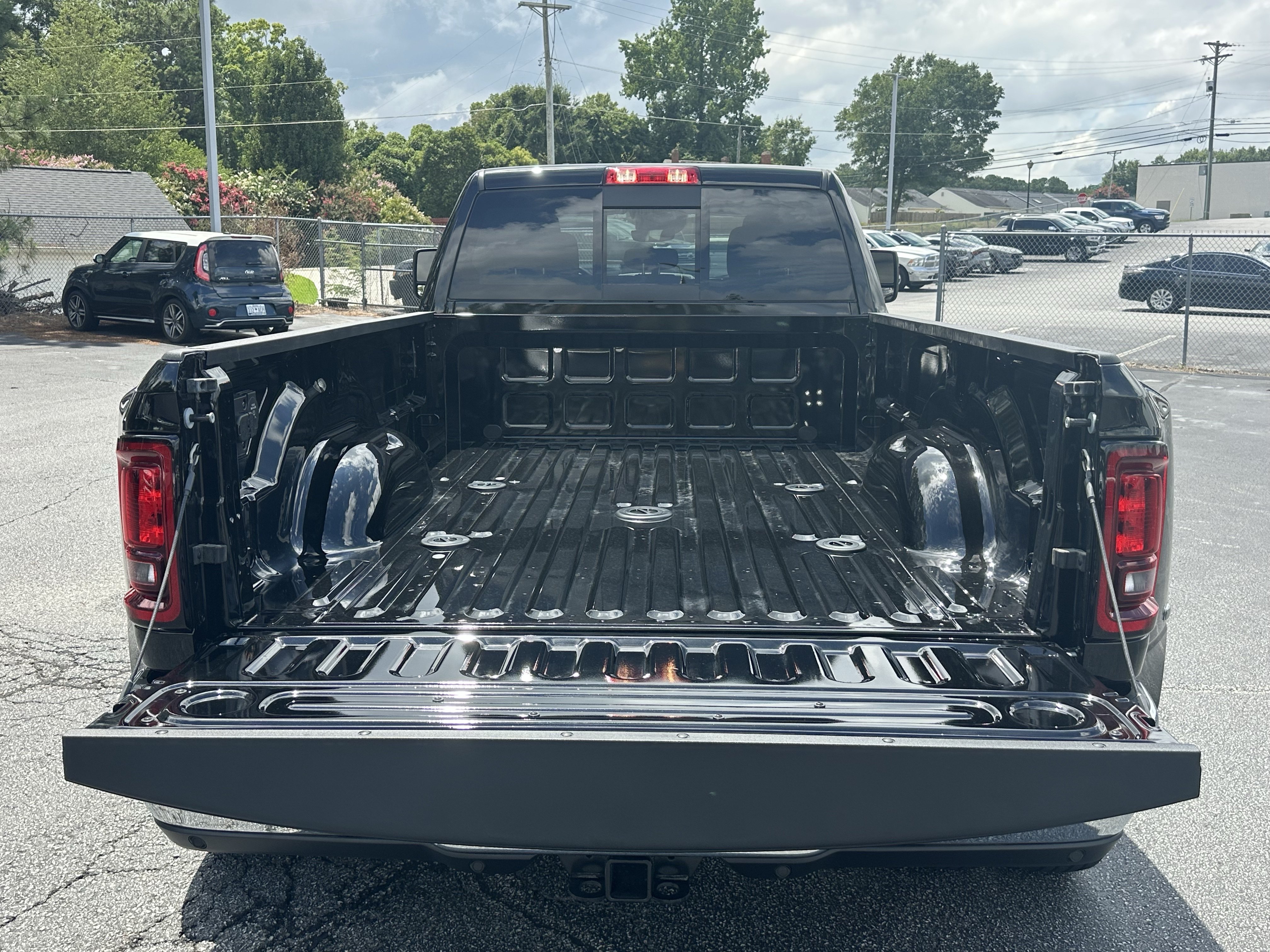 New 2026 Diamond Black Crystal Pearl-Coat Exterior Paint RAM Tradesman image 19