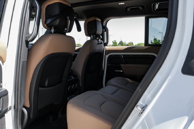 New 2026 Fuji White Land Rover X-Dynamic SE image 43