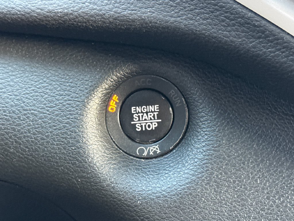 Used 2018 Crystal Metallic Jeep Latitude Plus image 12