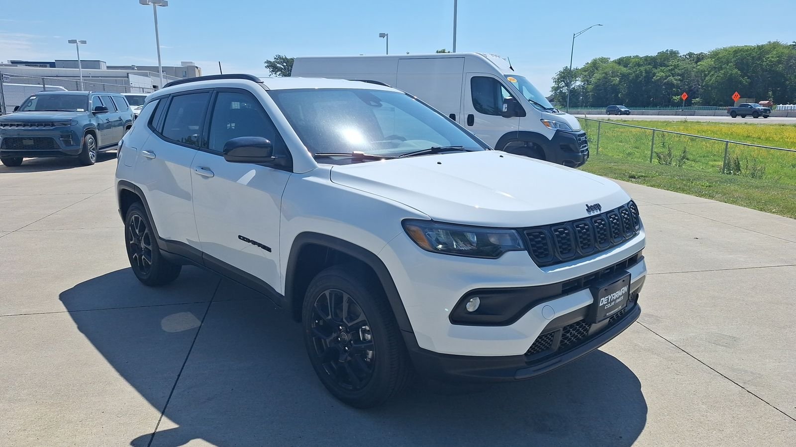New 2026 Bright White Clear-Coat Exterior Paint Jeep Latitude image 7