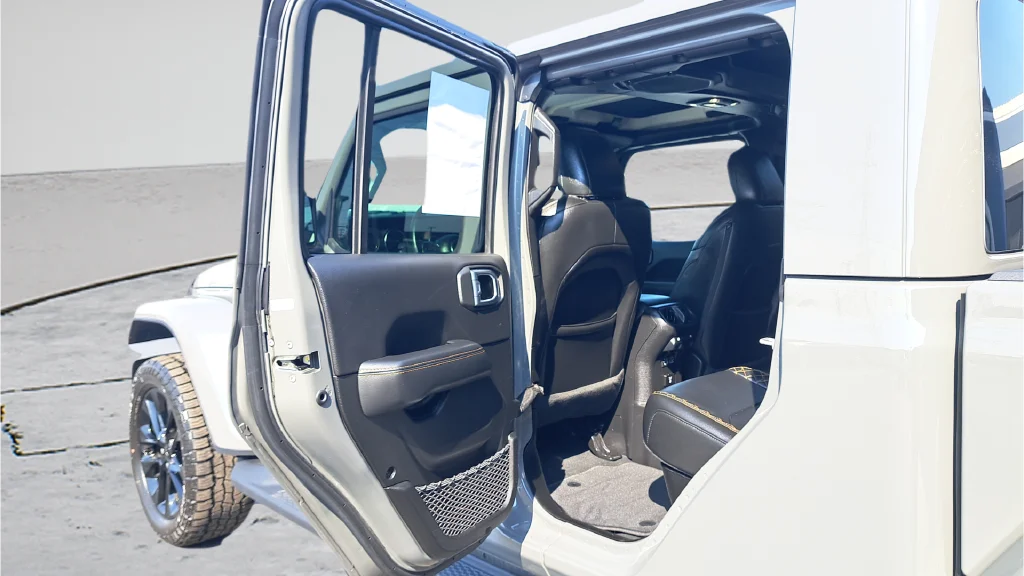 Used 2022 Gray Jeep High Altitude image 11