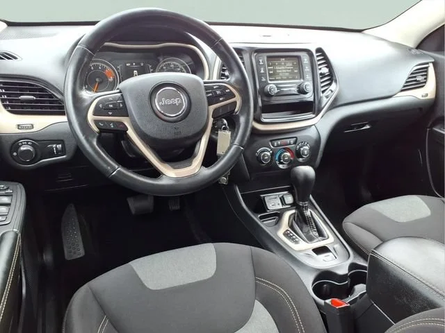 Used 2016  Jeep Altitude image 5