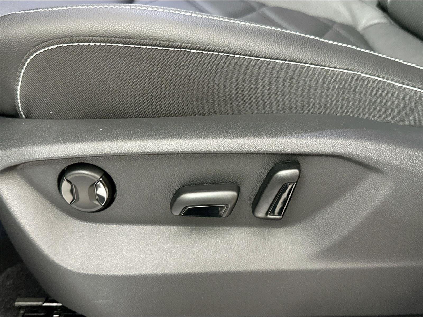 New 2026 Opal White Pearl Volkswagen 2.0T SE image 17