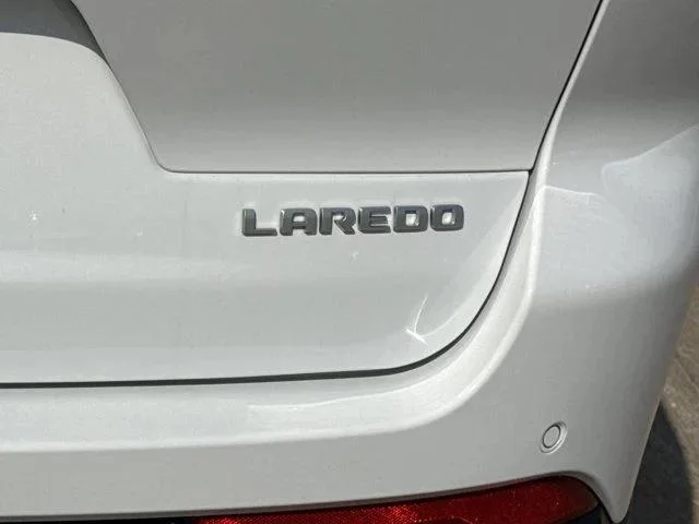 New 2026 Bright White Clear-Coat Exterior Paint Jeep Laredo X image 10