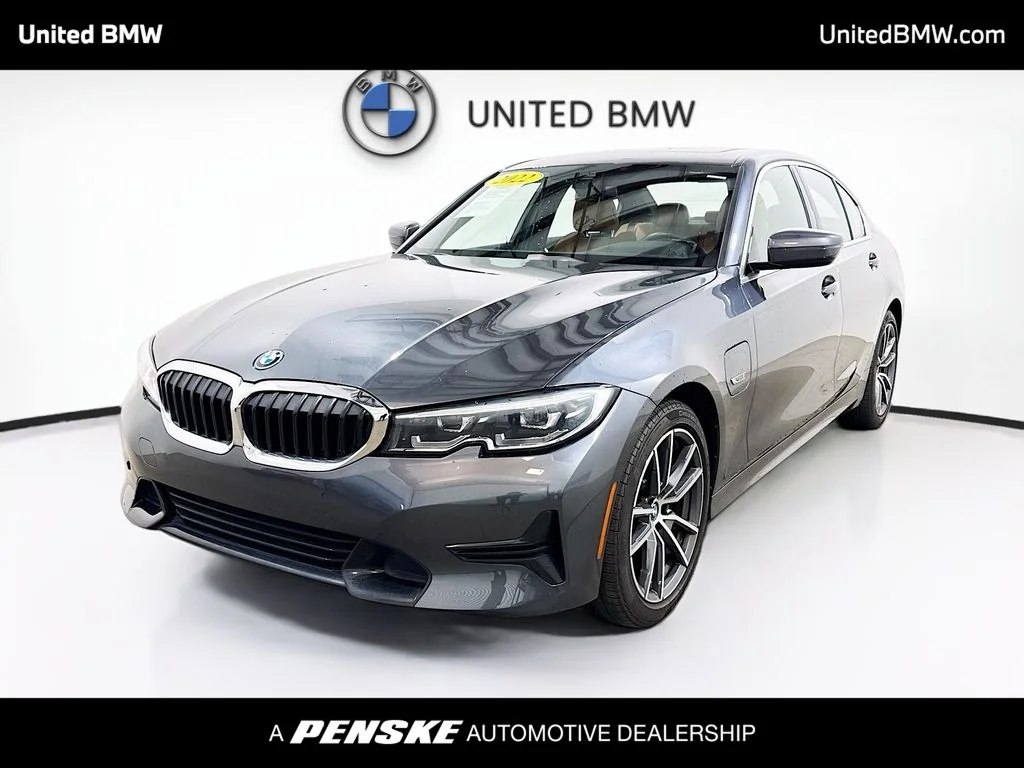 2022 BMW 3 Series 330e Sedan's photo