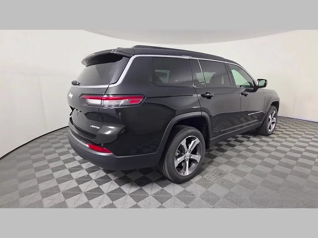 New 2026 Diamond Black Crystal Pearl-Coat Exterior Paint Jeep Limited image 25