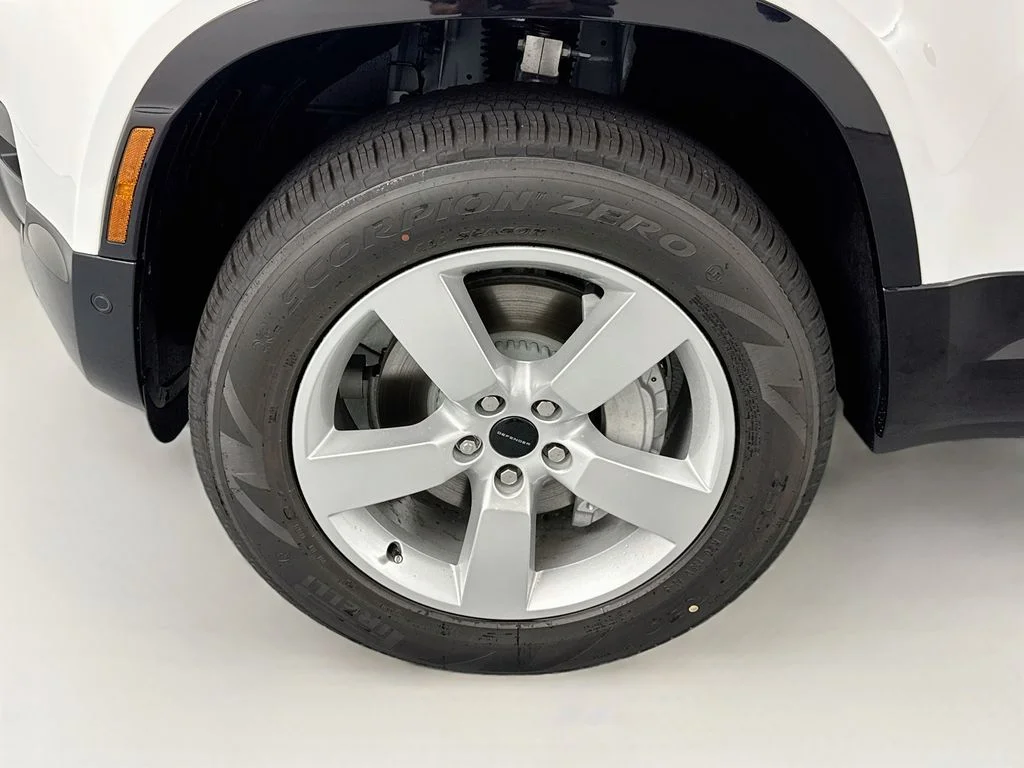New 2026 Fuji White Land Rover X-Dynamic SE image 32