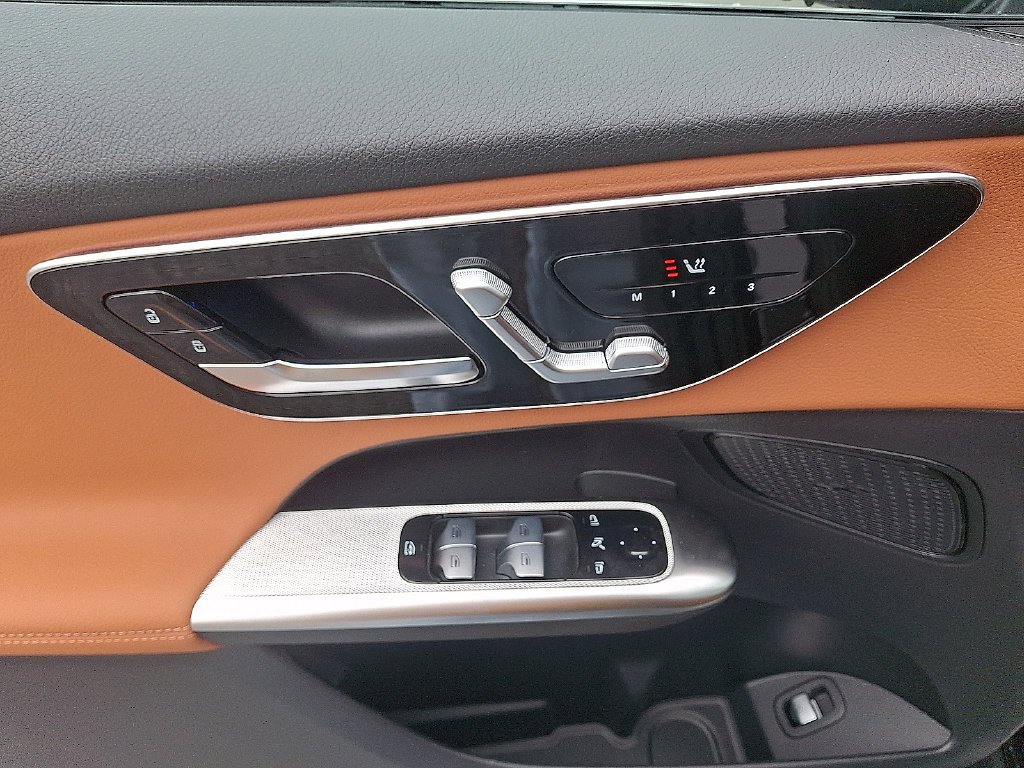 New 2027 Polar White Mercedes-Benz GLC 300 image 28
