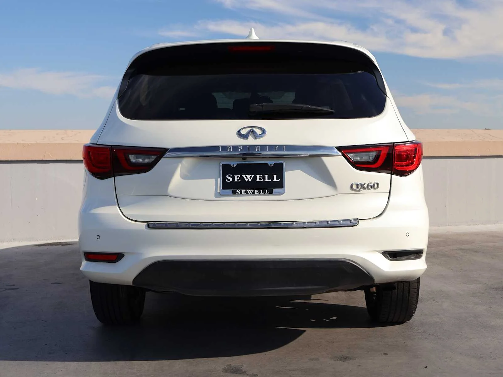 Certified Used 2019 Majestic White INFINITI LUXE image 5