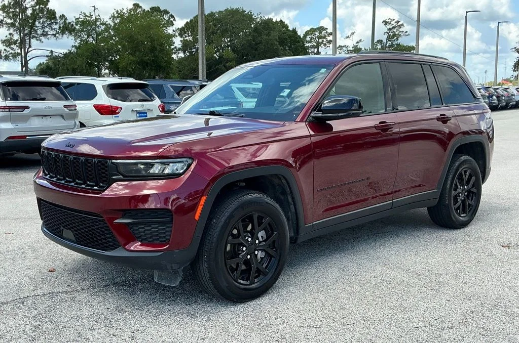 Used 2024 Red Jeep Altitude image 1