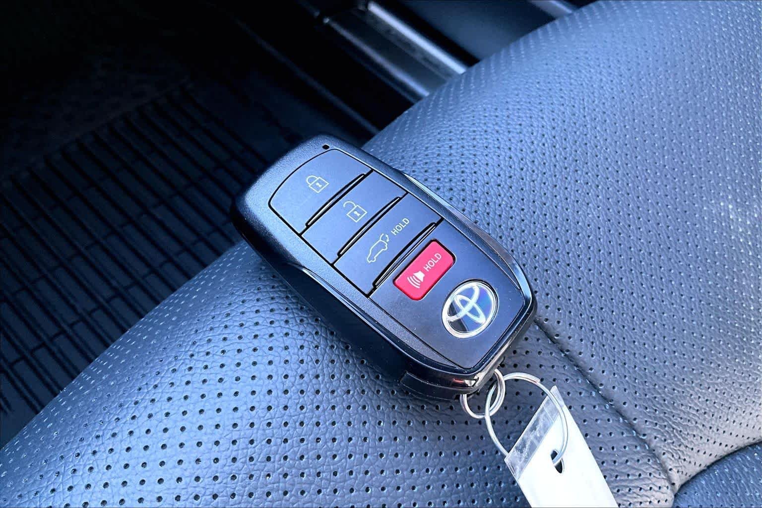 Used 2026 Wind Chill Pearl Toyota Platinum image 15