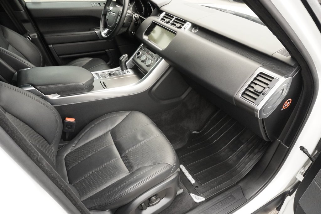 Used 2017 White Land Rover SE image 22