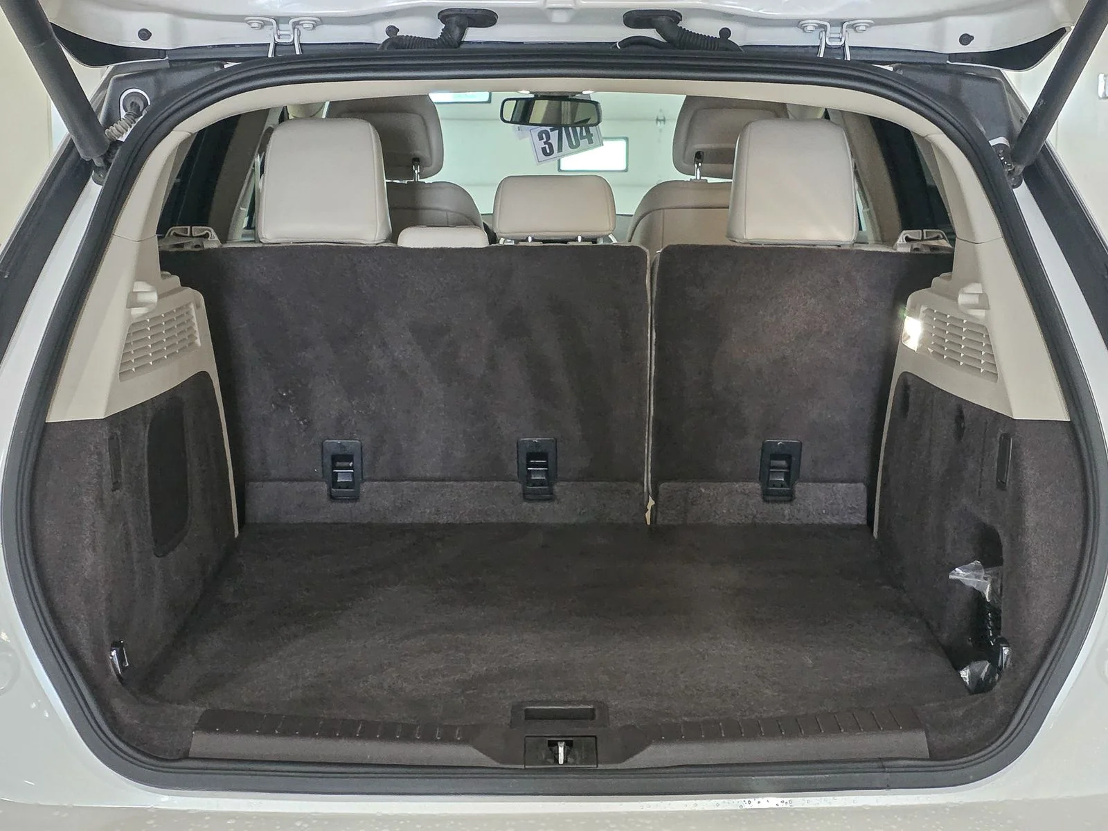 Used 2019 White Lincoln Select image 17