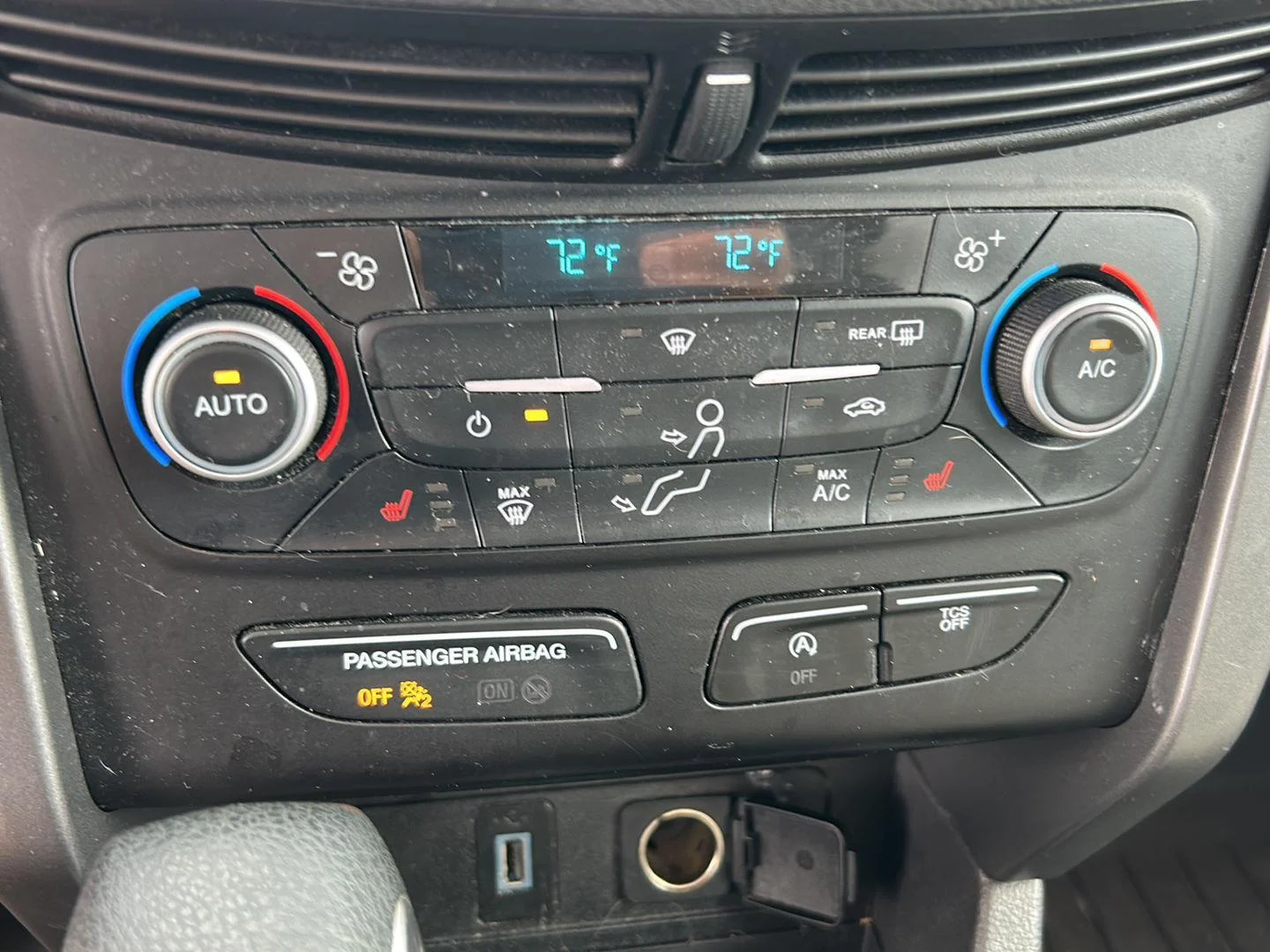 Used 2019 Lightning Blue Ford SE image 13