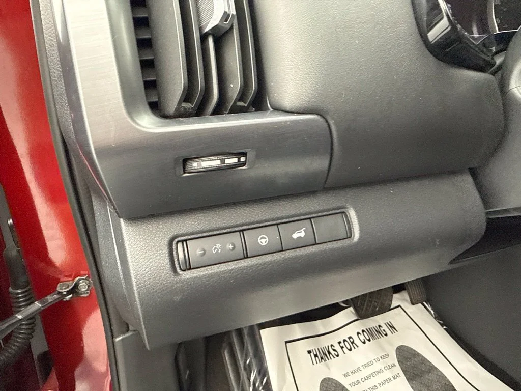 Used 2023 Scarlet Nissan SL image 19