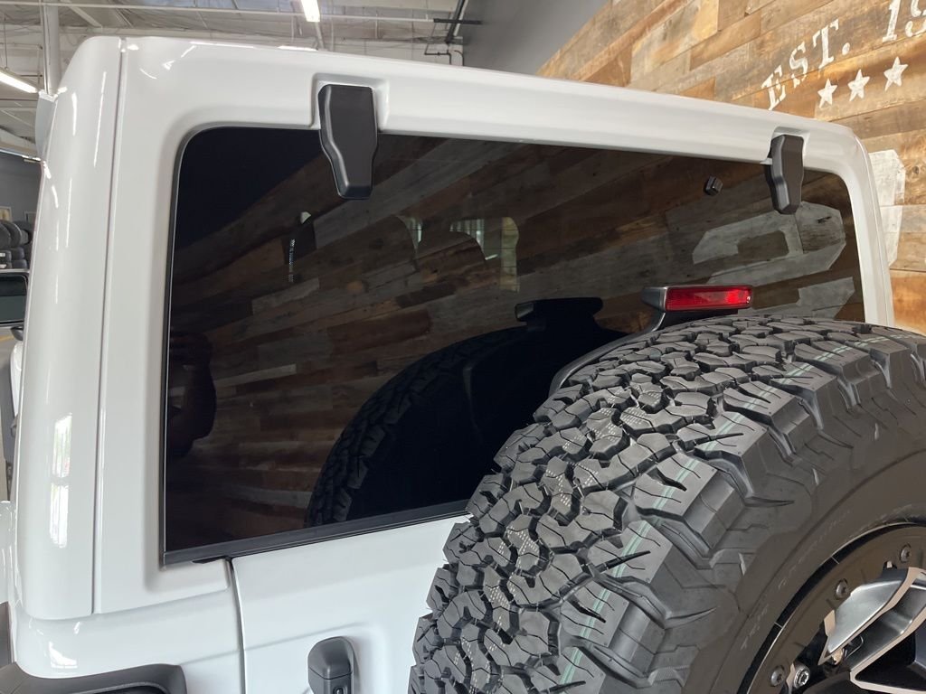 New 2026 Bright White Clear-Coat Exterior Paint Jeep Rubicon X image 23