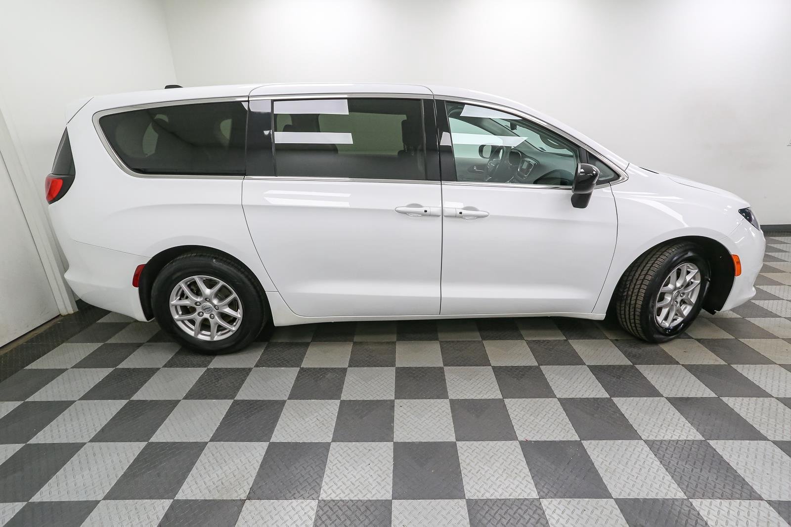 Used 2024 Bright White Clearcoat Chrysler LX image 7