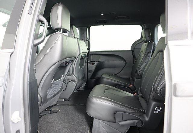 2025 Chrysler Pacifica Select - Photo 8