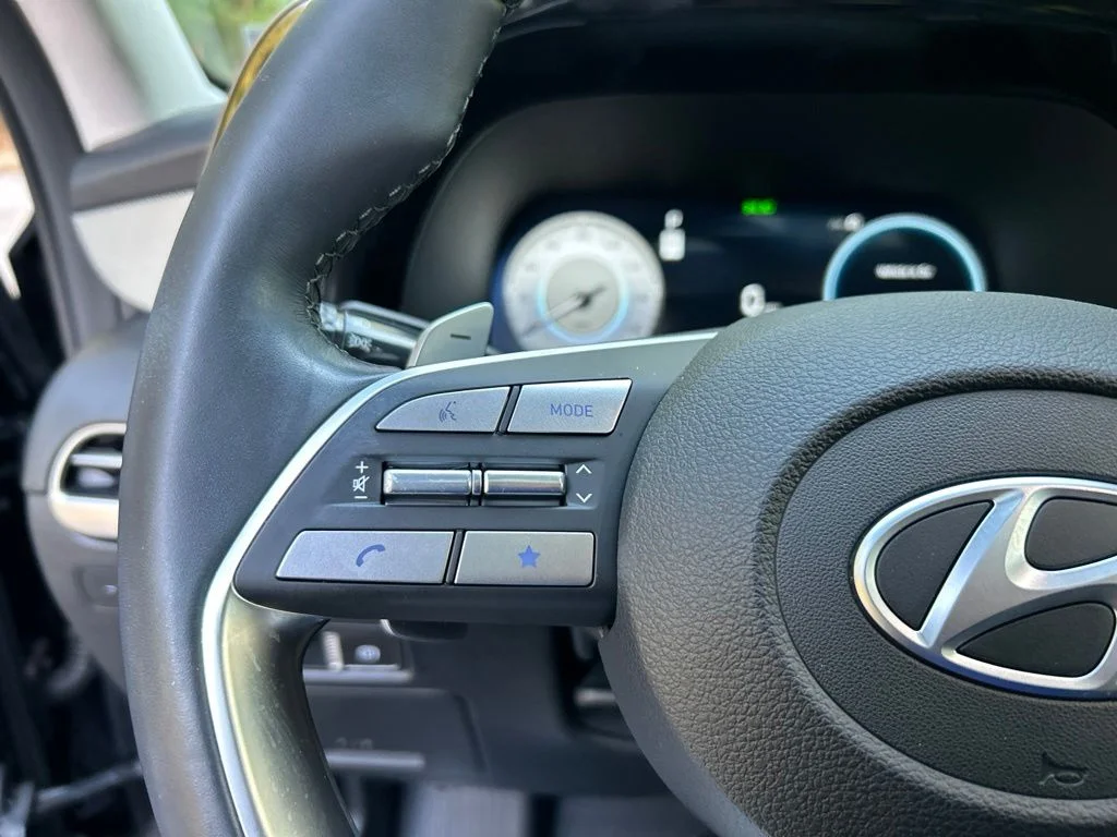 Used 2025 White Hyundai SEL Premium image 22