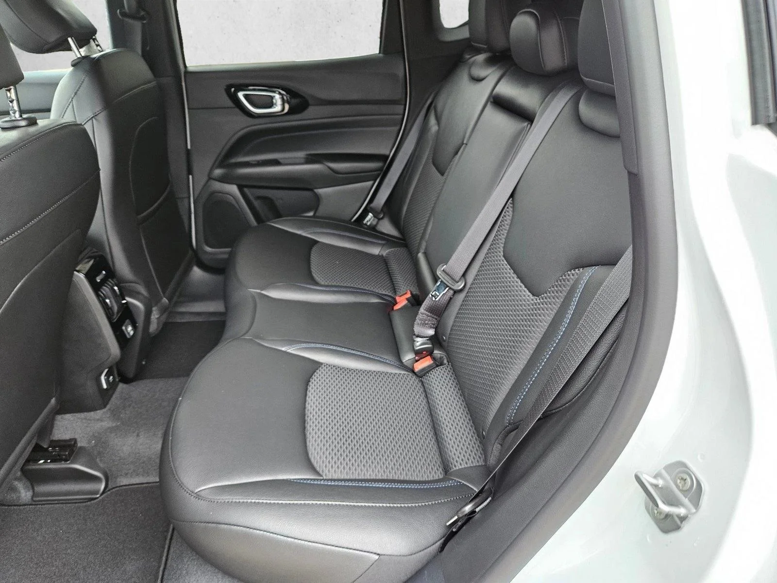 New 2026 Bright White Clearcoat Jeep Latitude Altitude image 12