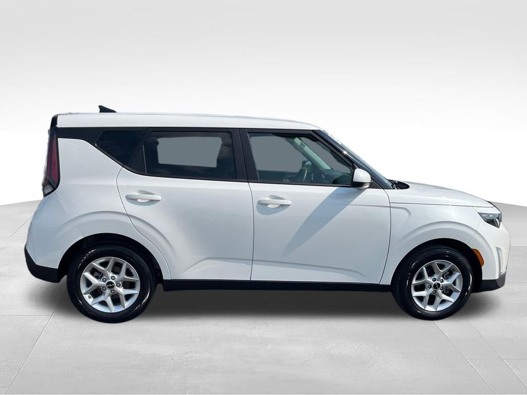 Used 2025 White Kia LX image 7