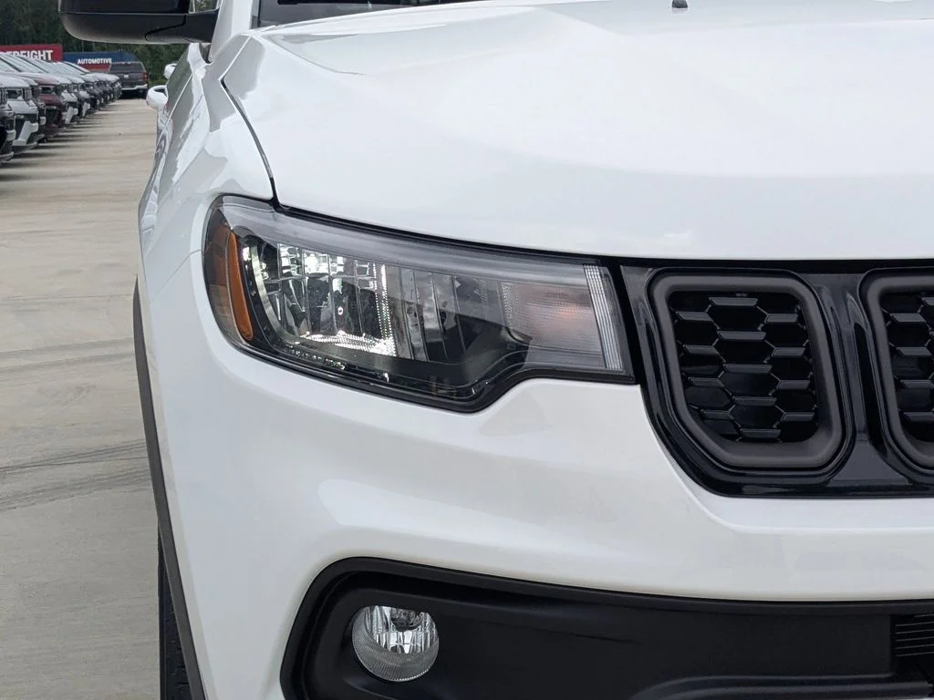 New 2026 Bright White Clear-Coat Exterior Paint Jeep Latitude image 11