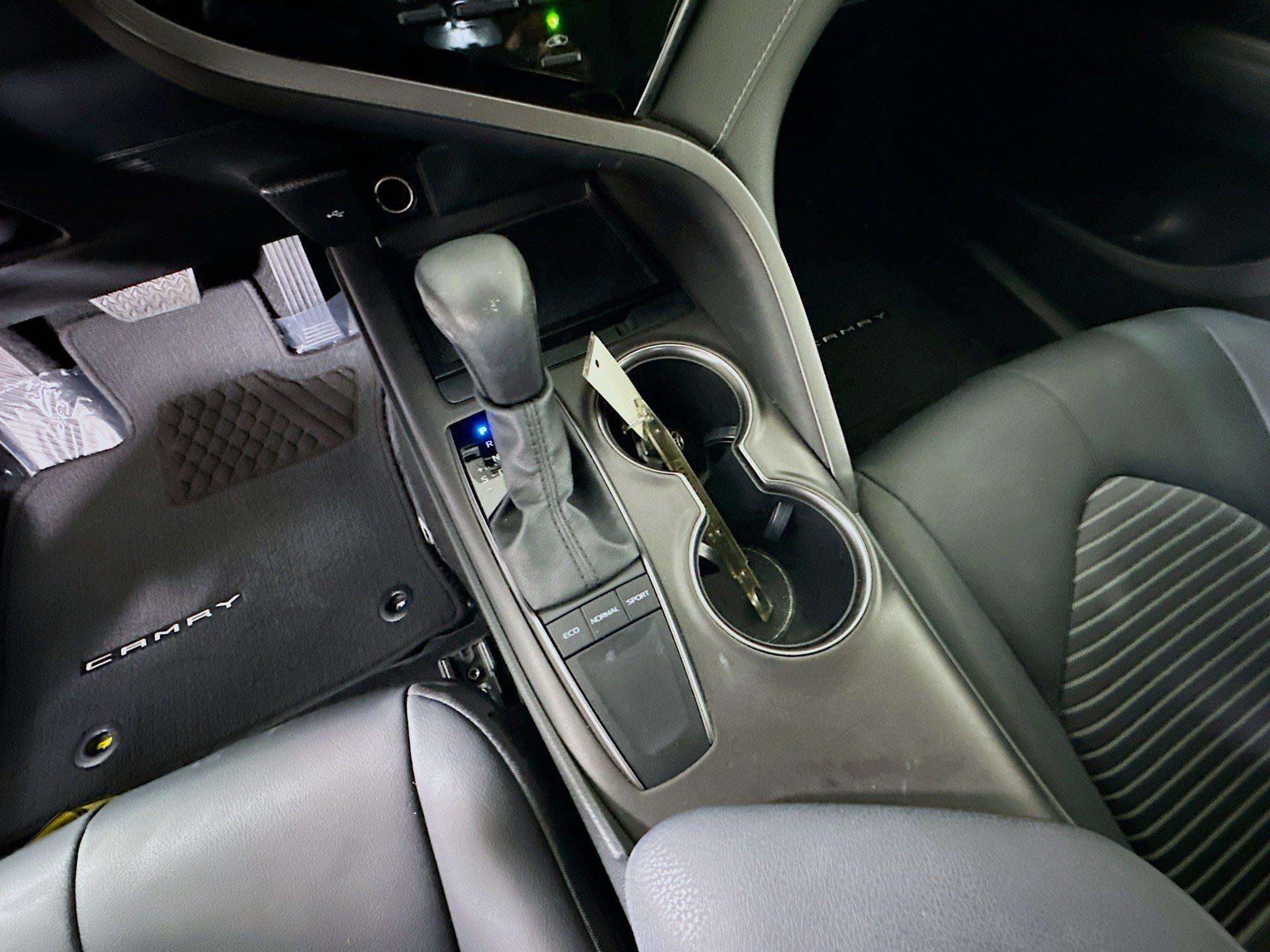Used 2024 Ice Toyota SE image 22