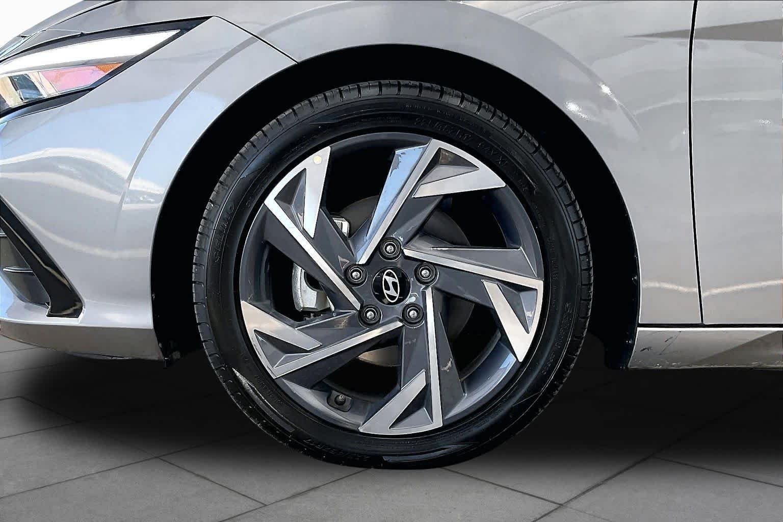 Used 2025 Fluid Metal Hyundai Limited image 11