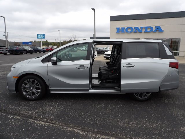 Certified Used 2025 Solar Silver Metallic Honda Touring image 46