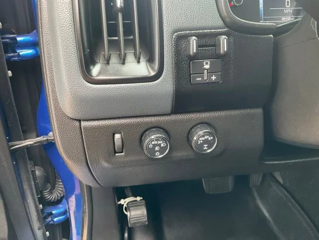 Used 2018 KINETIC BLUE METALLIC Chevrolet 4WD Z71 image 8