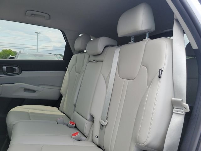 Used 2025 White Kia S image 9