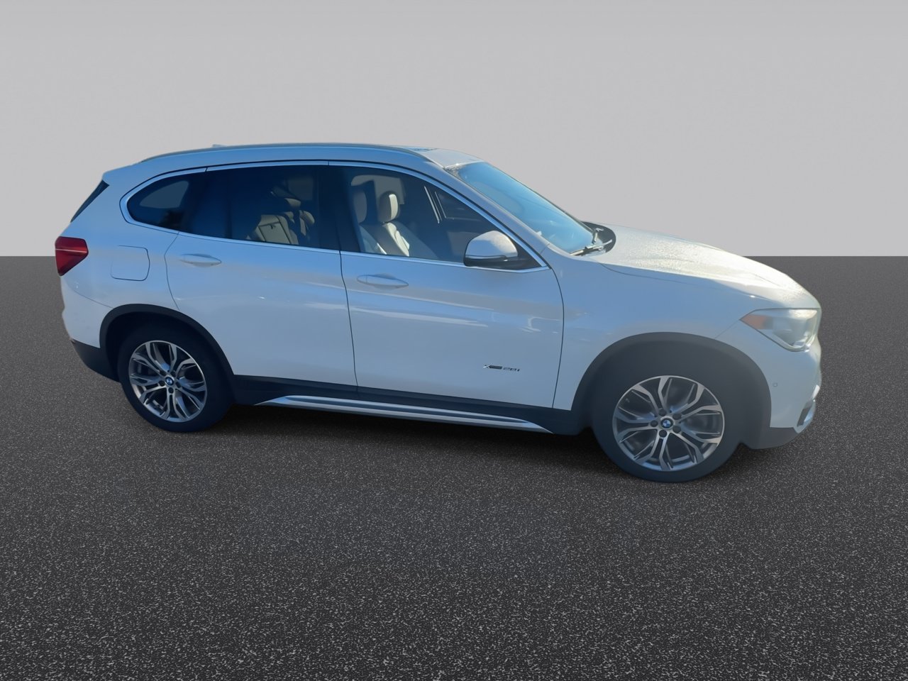 Used 2017 Alpine White BMW xDrive28i image 9