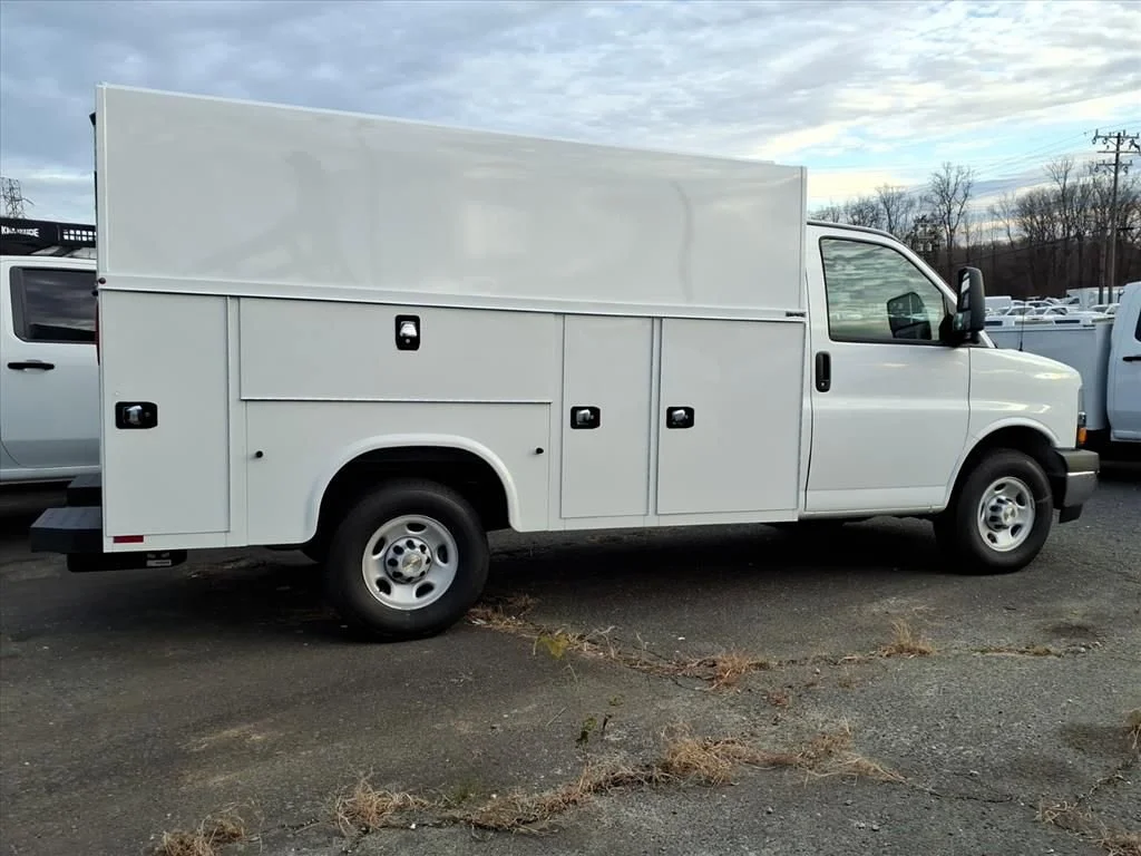 New 2025 Summit White Chevrolet 1WT image 3