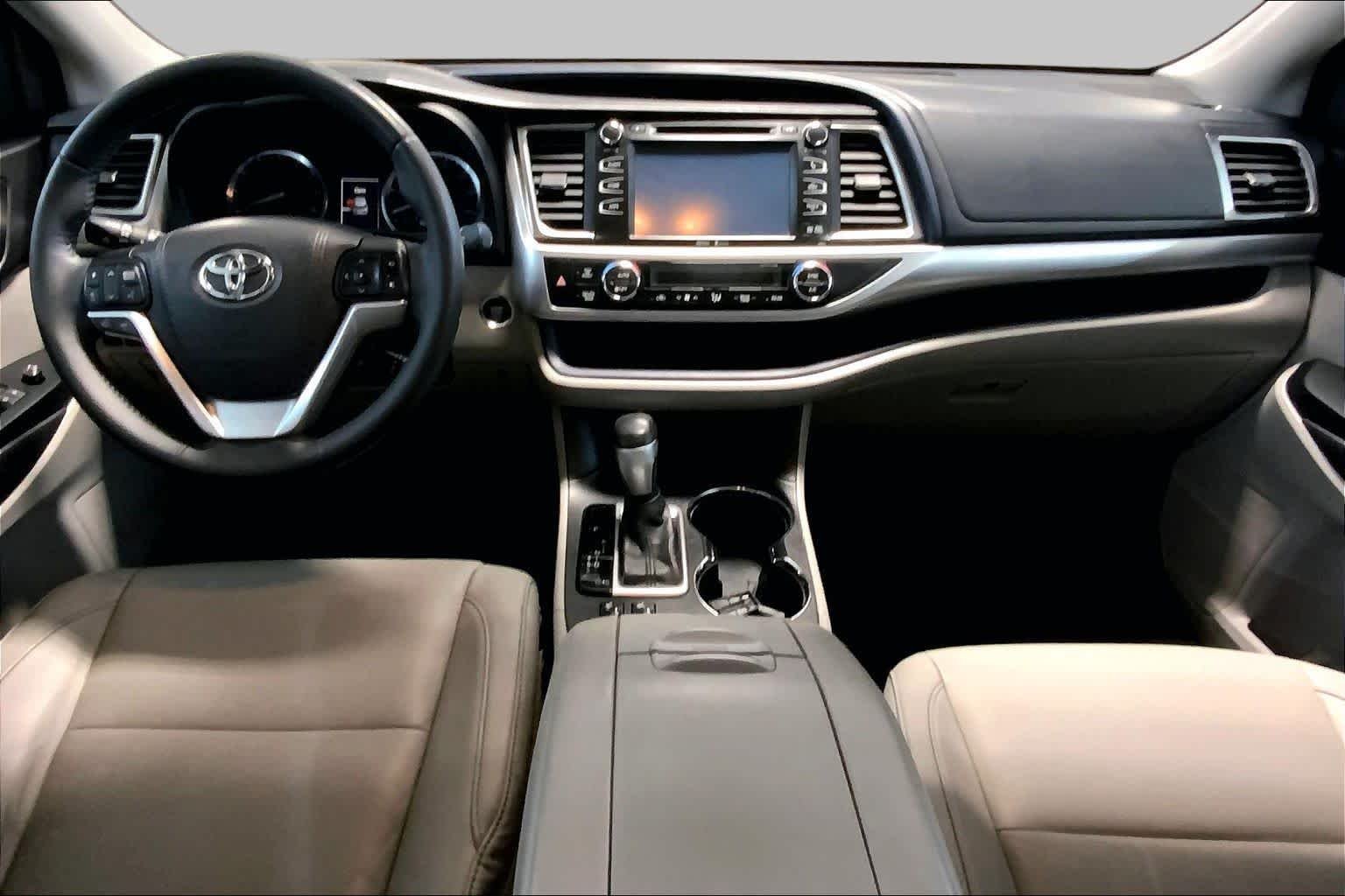 Used 2015 Shoreline Blue Pearl Toyota XLE image 15