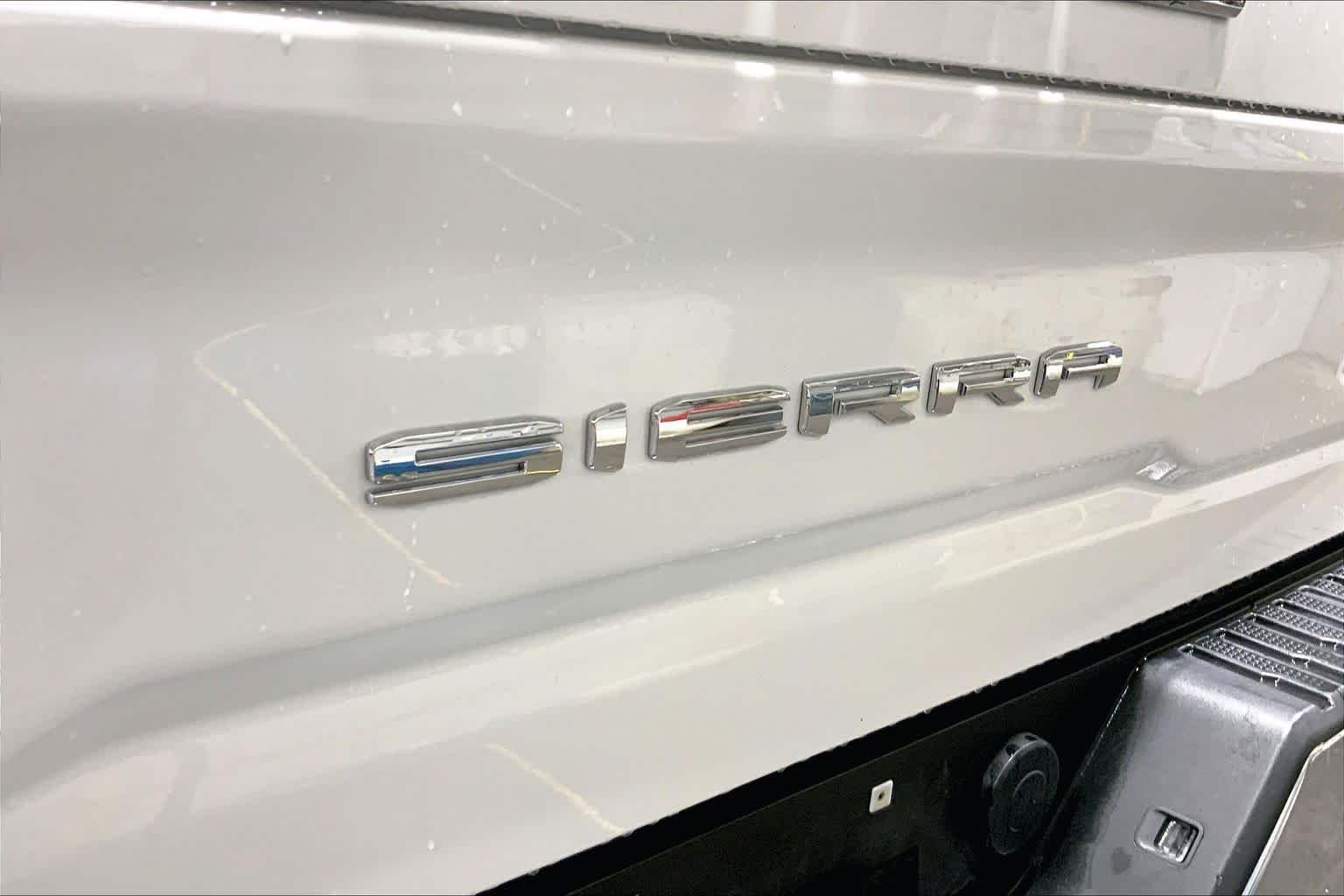 Used 2022 Summit White GMC SLE image 10