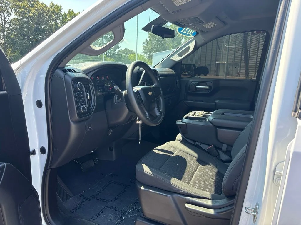 Used 2021 White Chevrolet Custom image 5