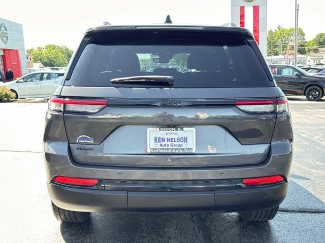 Used 2022 Gray Jeep Altitude image 8