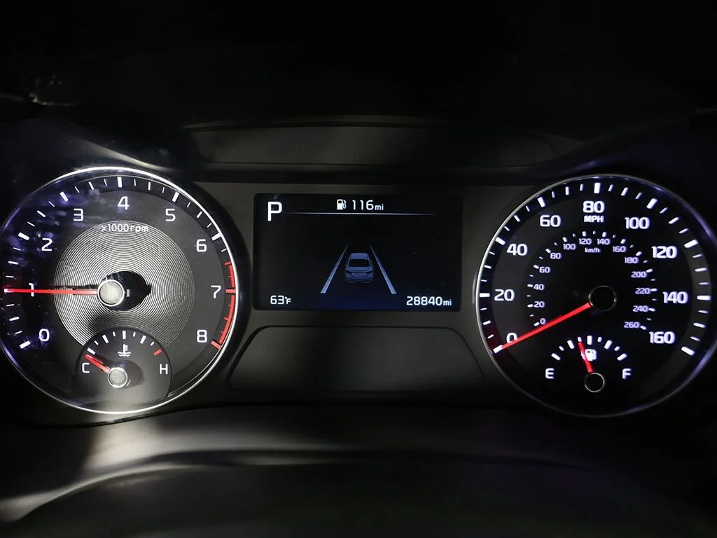 Used 2022 White Kia LXS image 36