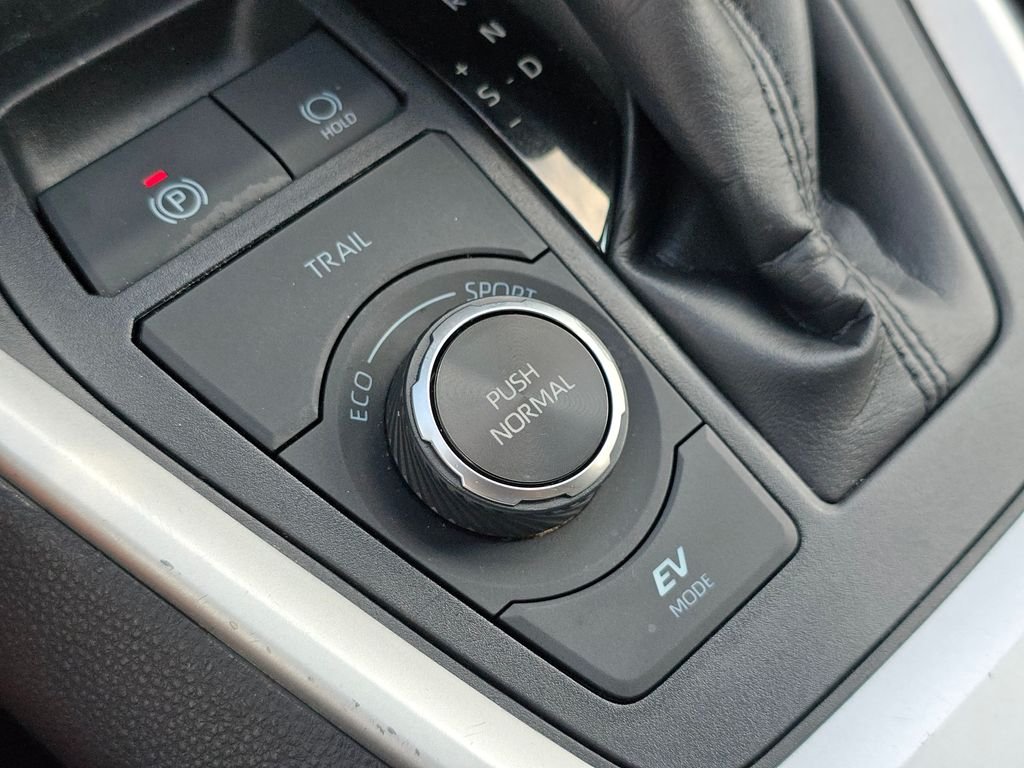 Used 2025 White Toyota XLE image 32